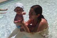 La foto de tu bebé: el primer baño de Lucía en la piscina