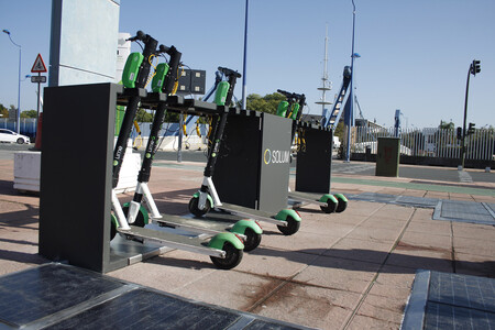 Sevilla ya tiene su primer punto de carga solar para patinetes y bicicletas eléctricas
