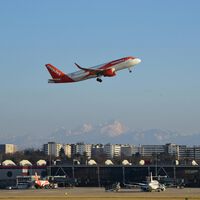 Cómo de seguro es volar en un avión comercial en 2026, el año en que los drones y los misiles tomaron los cielos