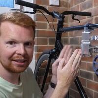 Sin gasolina ni electricidad: crean bicicleta impulsada con un motor de hace 200 años