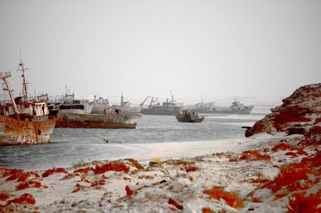 Dos cementerios de barcos: uno muy caliente y el otro muy frío