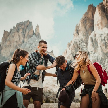 Una experta de Yale desvela el pequeño gesto que te hará más simpático automáticamente