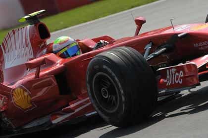 Massa lidera los tiempos y Alonso rompe motor