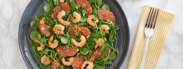 Ensalada de pomelo y gambas: receta saludable con toque asiático