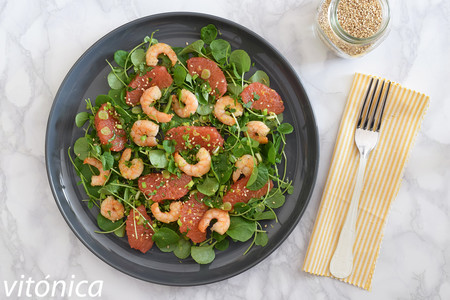 Ensalada de pomelo y gambas: receta saludable con toque asiático