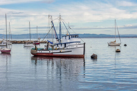 Barcos de pesca en una cala