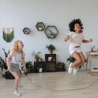 10 juegos de saltar a la comba según la edad del niño, y los beneficios de este tipo de juego