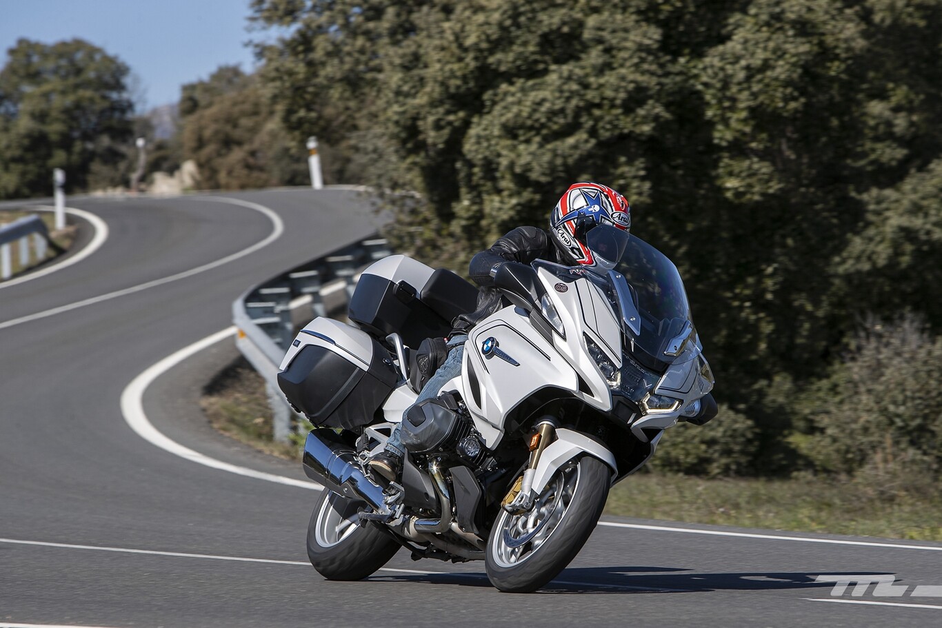 Probamos la BMW R 1250 RT: la rutera de Múnich se refuerza con control de crucero adaptativo, pantallón de 10,25" y aún más confort