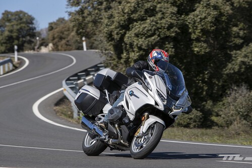 Probamos la BMW R 1250 RT: la rutera de Múnich se refuerza con control de crucero adaptativo, pantallón de 10,25" y aún más confort