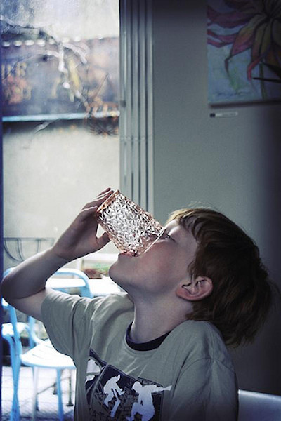 Dar a probar vino a los niños no es educarles para que beban alcohol con moderación