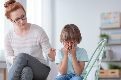 Por qué deberías dejar de decirle a tus hijos "no pasa nada" cuando lloran