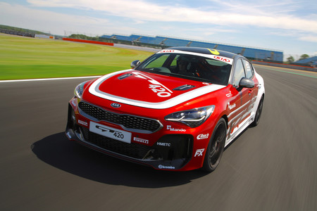 KIA Stinger GT420: Perfecto para ir a la oficina, pero cuando esa oficina es el circuito