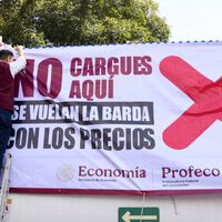 Profeco ya no sabe qué hacer para que las gasolineras respeten el precio de la magna en México: ahora colgará lonas para exhibirlas 