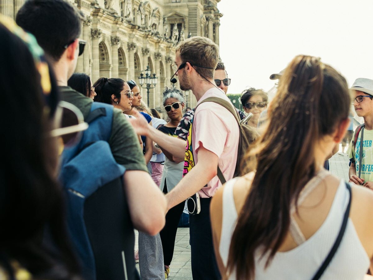 Audioguías de un free tour, dispositivos pequeños de audio que permiten escuchar al guía turístico