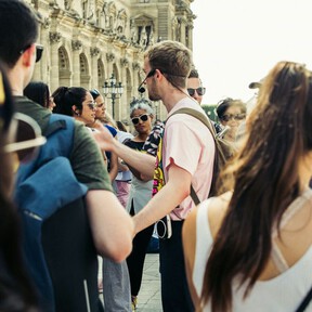Dos turistas se llevaron los pinganillos de un free tour en León. Ahora tendrán que pagar más de 500 de multa 