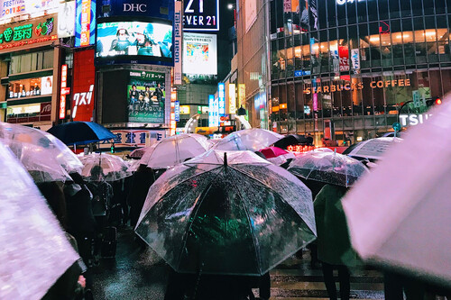 Japón le ha declarado la guerra a los paraguas. Dicen que son el equivalente a que te caiga un piano