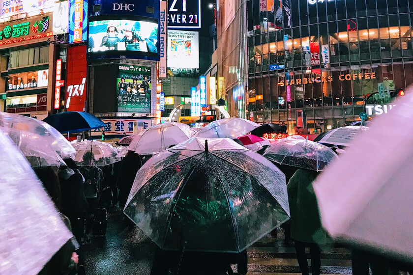 Con la llegada de las lluvias, Japón le ha declarado la guerra a los paraguas. Dicen que son el equivalente a que te caiga un piano