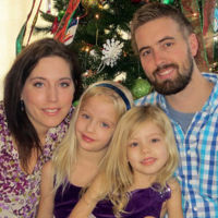 El caso de una pareja que tuvo que 'fracturar' 300 veces la pierna de su hija para evitar que se la amputaran 