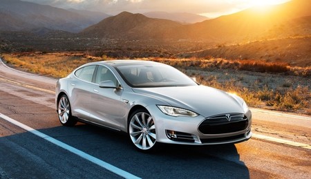 Tesla Model S gris puesta de sol