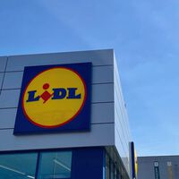 Hoy en Lidl la solución a los enchufes mal aprovechados tras el sofá y que carga varios dispositivos a la vez