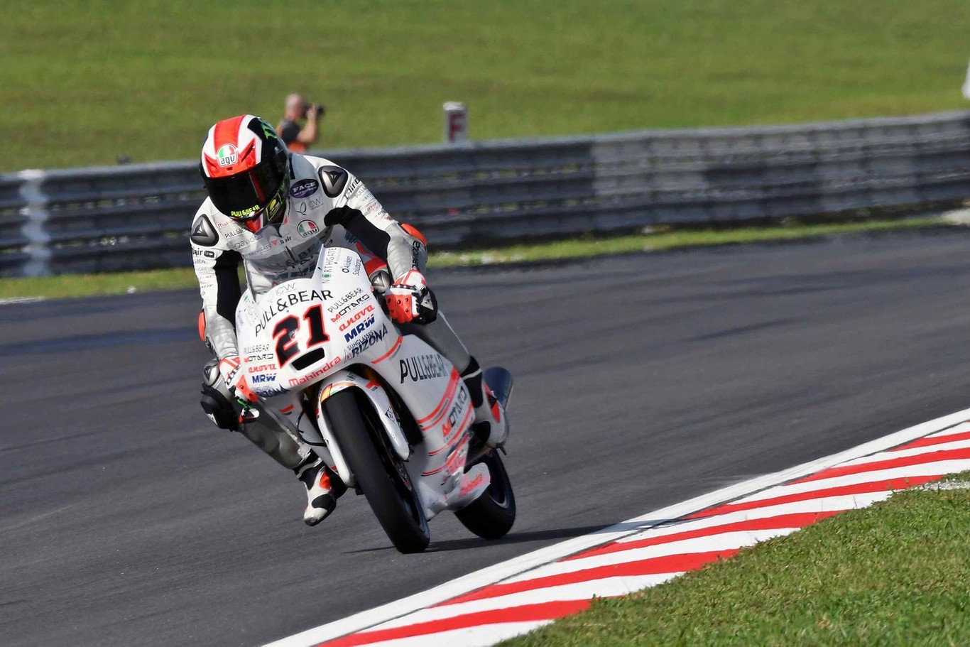 Pecco Bagnaia se impone en una carrera con más pilotos por el suelo que sobre la moto
