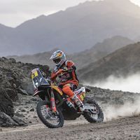 Otro favorito que abandona el Dakar: Sam Sunderland destrozó su KTM tras una fuerte caída