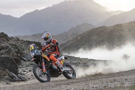 Otro favorito que abandona el Dakar: Sam Sunderland destrozó su KTM tras una fuerte caída