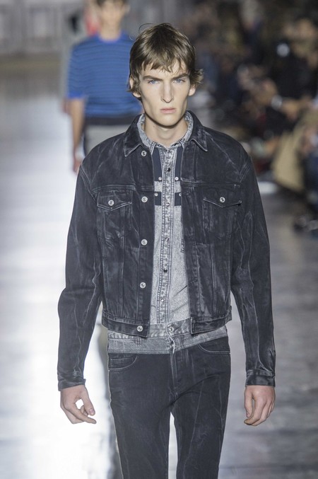 La nueva era de Givenchy toma elementos texanos para su colección de primavera en París