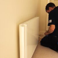 El truco para tener Internet por cable en toda la casa sin hacer obras: utilizar las tuberías de la calefacción que ya no quieres