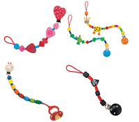 Originales sujeta-chupetes de madera