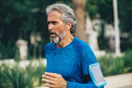 11 auriculares bluetooth que regalar en el Día del Padre para que escuche música practicando running