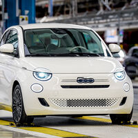 Si no puedes vender coches eléctricos a precio de BYD, solo te queda devolverles a la gasolina: el fracaso de Stellantis con el Fiat 500e 