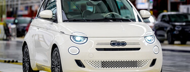 Si no puedes vender coches eléctricos a precio de BYD, solo te queda devolverles a la gasolina: el fracaso de Stellantis con el Fiat 500e 