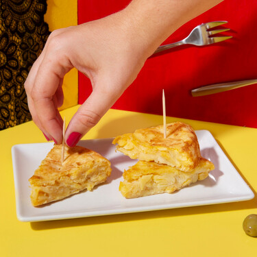 Un plato de gres con aires clásicos pero perfecto para servir varios aperitivos a la vez, y está a mitad de precio