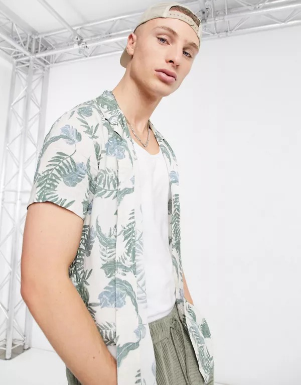 Camisa en manga corta con estampado de hojas