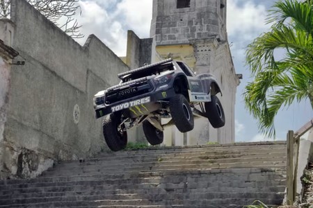 BJ Baldwin y su Toyota de 850 CV se "pasean" por Cuba, y el resultado es este espectacular vídeo lleno de humo