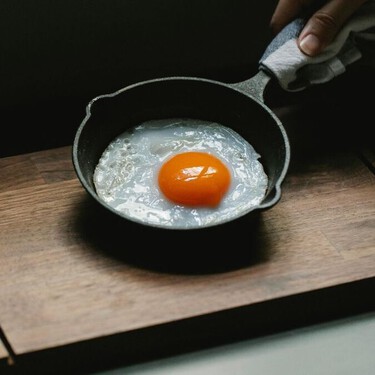 No es ciencia, es experiencia. El mito del pepino en la sartén es mentira, esta es la forma para evitar que el huevo se pegue