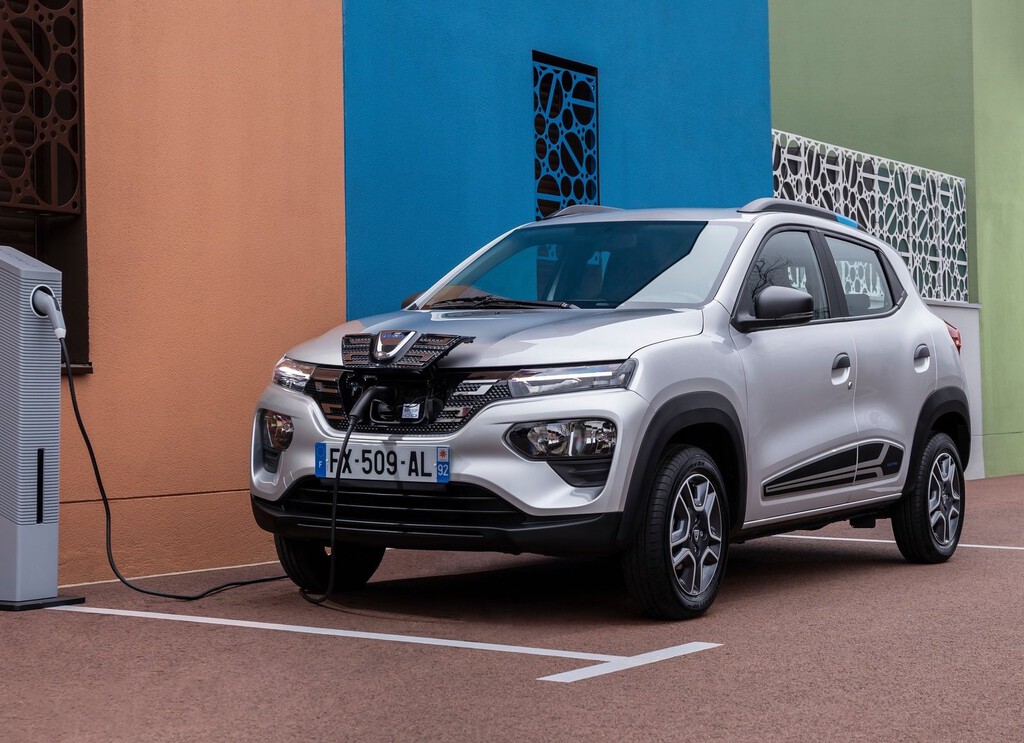 Francia sabe que el coche eléctrico es, de momento, cosa de ricos. Así que tiene un plan para solucionarlo