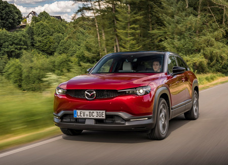 El Mazda MX-30 ya no es sólo eléctrico: estrena motor de 2.0 litros a gasolina con sistema microhíbrido