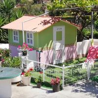 Unos abuelos construyen una preciosa casa de madera durante el confinamiento para sorprender a sus nietas 