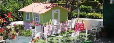 Unos abuelos construyen una preciosa casa de madera durante el confinamiento para sorprender a sus nietas 