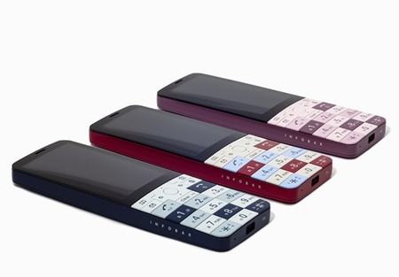 Retro por fuera, Android por dentro: así es el móvil conmemorativo que llega desde Japón