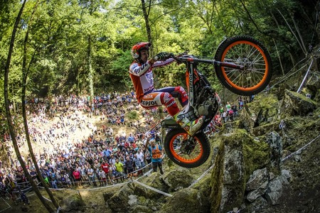 Toni Bou encarrila su 24º mundial con la quinta victoria de 2018 en Bélgica