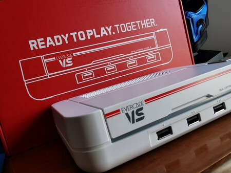 Análisis de Evercade VS: la evolución de las consolas retro pasa por ofrecer cuatro puertos para los mandos y cartuchos duales