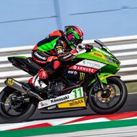 ¡Tremendo! Ana Carrasco se estrena en 2021 gracias a una caída de Tom Booth-Amos en la última curva