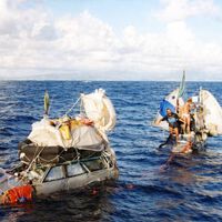 Eles transformaram dois carros em caravanas flutuantes, viveram à deriva por quase quatro meses e atravessaram o Atlântico para se despedir do pai 