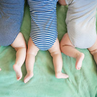 Descubre que estaba embarazada de trillizos cuando acude al hospital con síntomas de parto, creyendo que eran cálculos renales