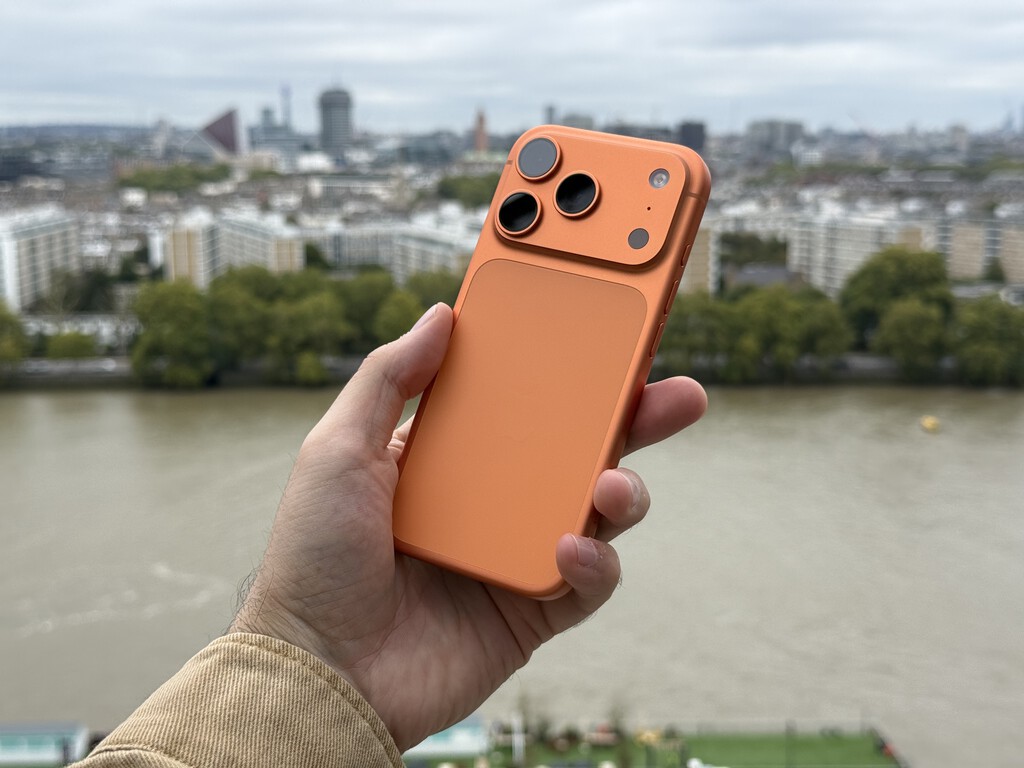 iPhone 17 Pro, primeras impresiones: lo primero, un 'sí' rotundo al color naranja. Lo segundo, Apple viene pisando fuerte