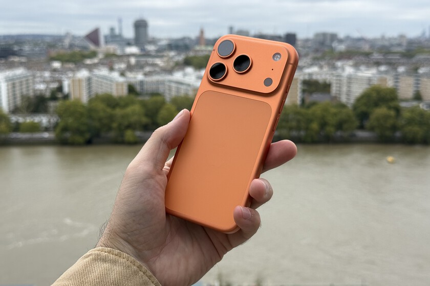 iPhone 17 Pro, primeras impresiones: lo primero, un 'sí' rotundo al color naranja. Lo segundo, Apple viene pisando fuerte