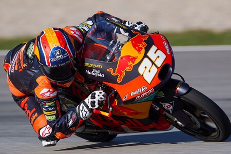 Raúl Fernández marca territorio en los gélidos entrenamientos libres de Moto3 en MotorLand